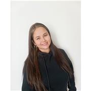 Profesora normalista superior enfocada en trabajar con estudiantes de preescolar y primaria